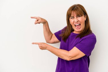 Beyaz arka planda izole edilmiş orta yaşlı beyaz bir kadın işaret parmağıyla işaret ederek heyecanlanıyor..