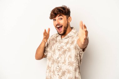 Genç melez adam gri arka planda izole edilmiş kameraya sarıldığı için kendinden emin..