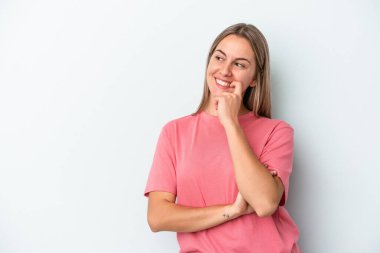 Mavi arka planda izole edilmiş genç beyaz kadın rahatça fotokopi odasına bakan bir şey düşünüyor..