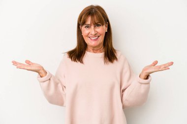 Beyaz arka planda izole edilmiş orta yaşlı beyaz kadın kollarıyla ölçek oluşturuyor, mutlu ve kendinden emin hissediyor..