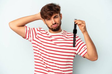 Mavi arka planda izole edilmiş bir kol saati tutan genç melez adam şok olurken, önemli bir toplantıyı hatırladı..