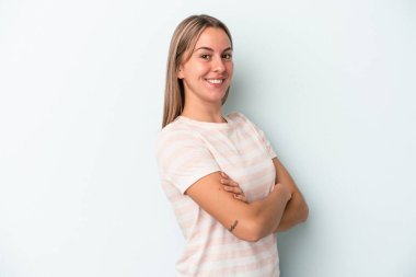 Mavi arka planda izole edilmiş genç beyaz kadın mutlu, güler yüzlü ve neşeli..