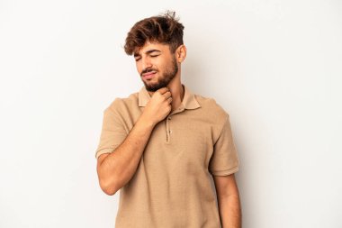 Gri arka planda yaşayan genç melez bir adam virüs ya da enfeksiyon yüzünden boğazında ağrı hissediyor..