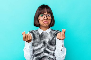 Mavi arka planda izole edilmiş genç bir ırk kadını parasız olduğunu gösteriyor..