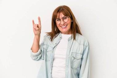 Beyaz arka planda izole edilmiş orta yaşlı beyaz kadın boynuzlarını devrim konsepti olarak gösteriyor..