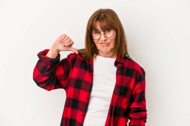 Beyaz arka planda izole edilmiş orta yaşlı beyaz kadın hoşlanmadığı bir hareket sergiliyor. Anlaşmazlık konsepti.