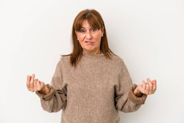 Beyaz arka planda soyutlanmış orta yaşlı beyaz kadın parası olmadığını gösteriyor..