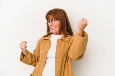 Beyaz arka planda izole edilmiş orta yaşlı beyaz kadın tasasız ve heyecanlı bir şekilde tezahürat yapıyor. Zafer konsepti.