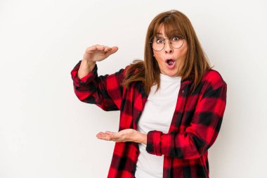 Beyaz arka planda izole edilmiş orta yaşlı beyaz kadın elleri arasında bir kopya alanı tutarken şok ve hayrete düştü..