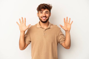 Genç melez adam gri arka planda izole edilmiş. Elleriyle on numarayı gösteriyor..