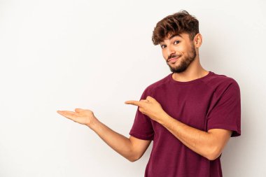 Genç melez adam gri arka planda izole edildi..