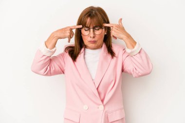 Beyaz arka planda izole edilmiş orta yaşlı beyaz kadın bir göreve odaklanmış, işaret parmaklarını işaret ediyor..