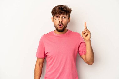 Genç melez adam gri arka planda izole edildi. Harika bir fikri var, yaratıcılık kavramı..