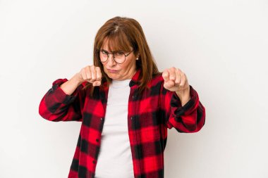 Beyaz arka planda izole edilmiş orta yaşlı beyaz bir kadın bir tartışma yüzünden yumruk, öfke ve kavga atıyor..