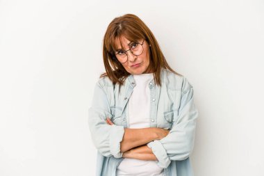 Beyaz arka planda izole edilmiş orta yaşlı beyaz kadın sıkılmış, yorgun ve dinlenmeye ihtiyacı var..