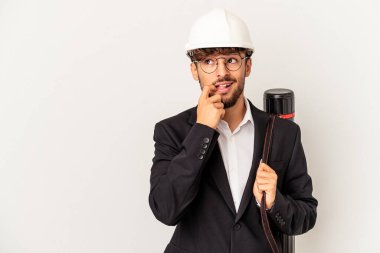 Gri arka planda izole edilmiş bir kask takan genç mimar bir şeyin fotokopi alanına baktığını düşünerek rahatladı..