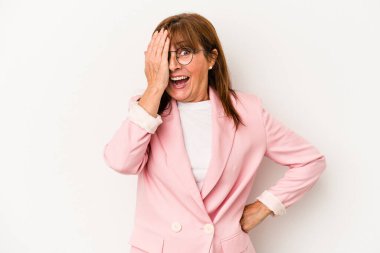 Beyaz arka planda izole edilmiş orta yaşlı beyaz kadın yüzünün yarısını palmiye ile kaplarken eğleniyor..