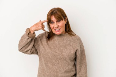 Beyaz arka planda izole edilmiş orta yaşlı beyaz kadın işaret parmağıyla bir hayal kırıklığı jesti gösteriyor..