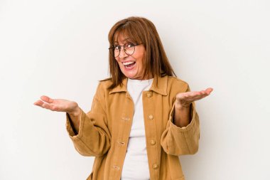 Beyaz arka planda izole edilmiş orta yaşlı beyaz kadın kameraya sarıldığı için kendini güvende hissediyor..