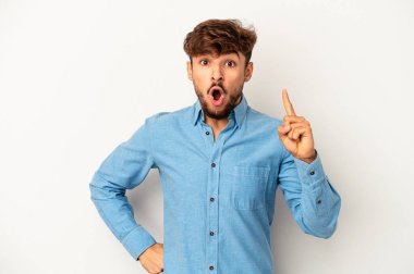 Genç melez adam gri arka planda izole edilmiş bir fikir, ilham konsepti var..