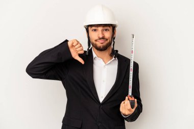 Miğfer takan ve gri arka planda taksimetre tutan genç bir mimar hoşlanmadığı bir hareket gösteriyor. Anlaşmazlık konsepti.