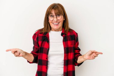 Beyaz arka planda izole edilmiş orta yaşlı beyaz kadın farklı fotokopi alanlarını gösteriyor, birini seçiyor, parmaklarıyla gösteriyor..