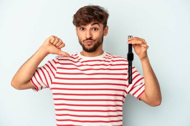 Mavi arka planda izole edilmiş bir kol saati tutan genç bir ırk gururlu ve kendinden emin hissediyor, örnek olarak..