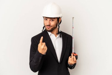 Miğfer takan ve taksimetre tutan genç bir mimar gri arka planda izole edilmiş seni işaret ediyor sanki davet ediyormuş gibi..