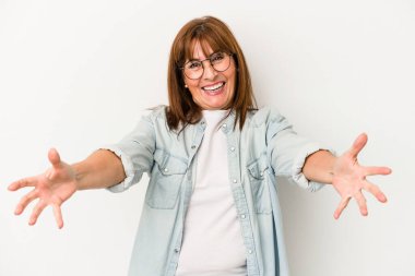 Beyaz arka planda izole edilmiş orta yaşlı beyaz kadın kameraya sarıldığı için kendini güvende hissediyor..