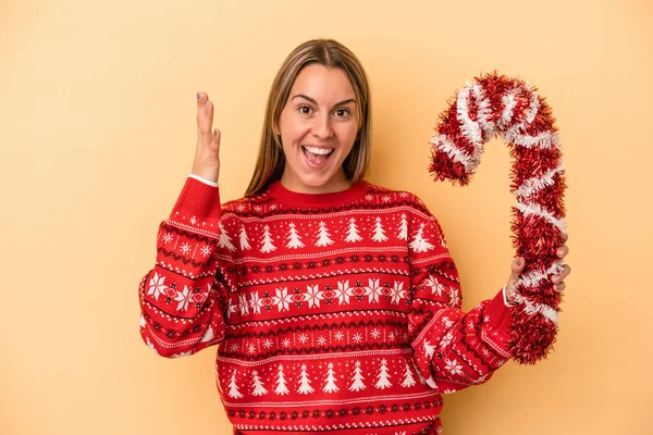 Jovem Caucasiana Segurando Grande Pau Natal Isolado Fundo Amarelo Recebendo — Fotografia de Stock