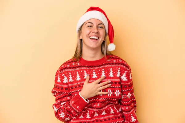 배경에서 고립된 크리스마스를 축하하는 코카서스 가슴에 소리로 웃는다 — 스톡 사진