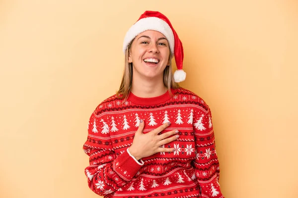 Joven Mujer Caucásica Celebrando Navidad Aislada Sobre Fondo Amarillo Ríe — Foto de Stock