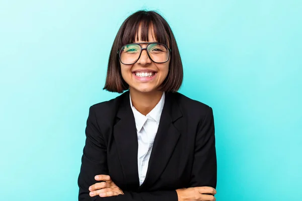 Jong Bedrijf Gemengde Ras Vrouw Geïsoleerd Blauwe Achtergrond Lachen Plezier — Stockfoto