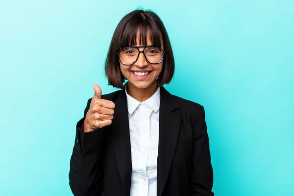 Jong Bedrijf Gemengde Ras Vrouw Geïsoleerd Blauwe Achtergrond Glimlachen Het — Stockfoto