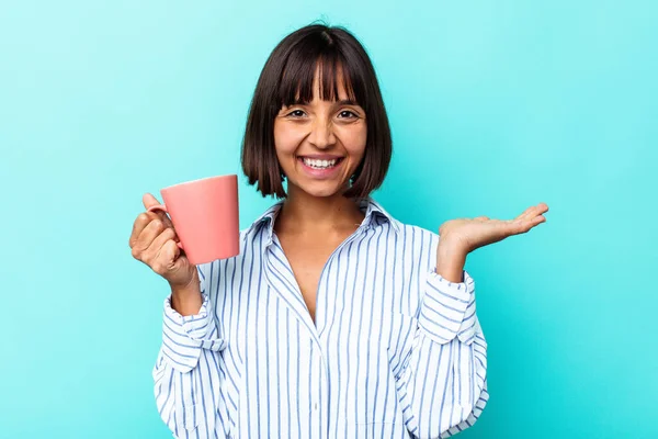 Jovem Mista Segurando Uma Caneca Rosa Isolada Fundo Azul Mostrando — Fotografia de Stock