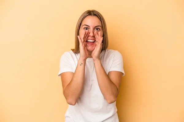 Mujer Caucásica Joven Aislada Sobre Fondo Amarillo Diciendo Chisme Señalando —  Fotos de Stock