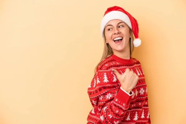 年轻的高加索女人带着无忧无虑的笑容 无忧无虑地在黄色的背景点上庆祝圣诞节 — 图库照片