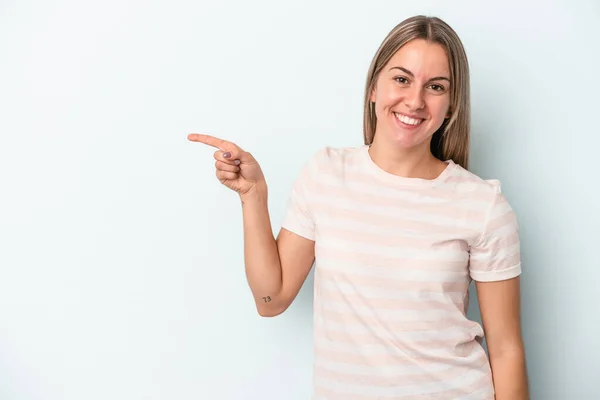 Mulher Caucasiana Jovem Isolado Fundo Azul Sorrindo Alegremente Apontando Com — Fotografia de Stock