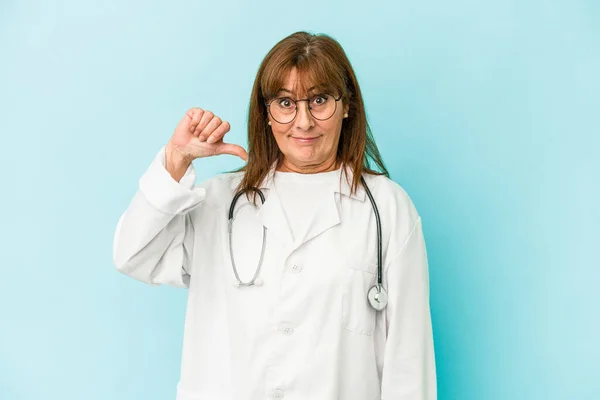 Μια Μεσήλικη Γιατρός Απομονωμένη Ροζ Φόντο Που Δείχνει Μια Χειρονομία — Φωτογραφία Αρχείου