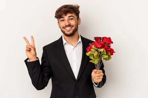 Giovane Uomo Razza Mista Possesso Bouquet Rose Isolato Sfondo Bianco — Foto Stock