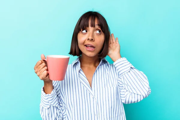 Jonge Gemengde Ras Vrouw Met Een Roze Mok Geïsoleerd Blauwe — Stockfoto