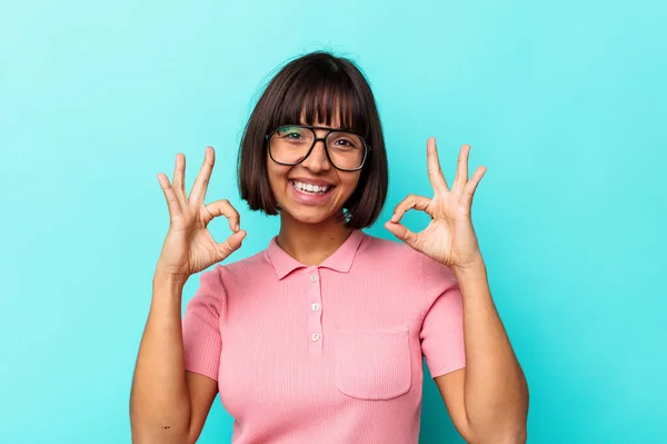 Jeune Femme Mixte Isolé Sur Fond Bleu Joyeux Confiant Montrant — Photo