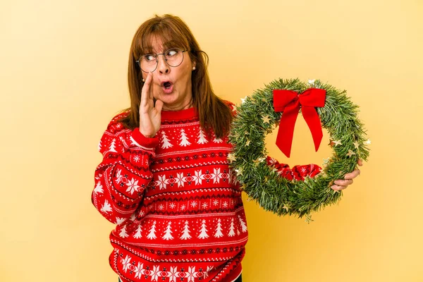 Middle Age Caucasian Woman Celebrating Christmas Holding Wreat — Photo