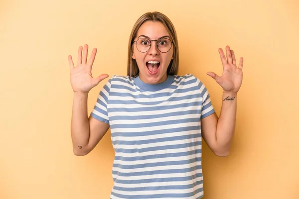 Mujer Joven Caucásica Aislada Sobre Fondo Amarillo Recibiendo Una Agradable —  Fotos de Stock