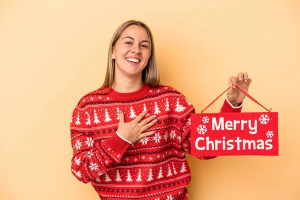 Joven Mujer Caucásica Sosteniendo Cartel Navidad Feliz Aislado Sobre Fondo — Foto de Stock