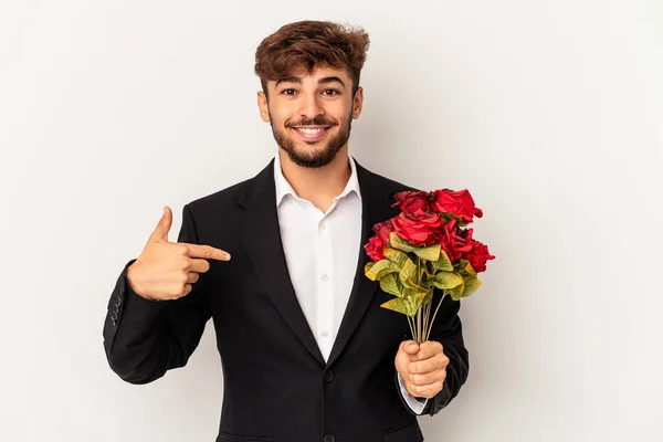 Giovane Uomo Razza Mista Possesso Bouquet Rose Isolate Sfondo Bianco — Foto Stock