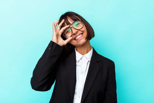 Jong Bedrijf Gemengde Ras Vrouw Geïsoleerd Blauwe Achtergrond Opgewonden Houden — Stockfoto