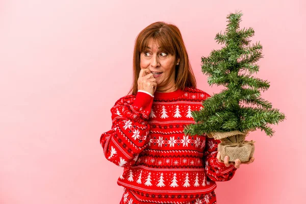 Middle Age Caucasian Woman Holding Christmas Tree Isolated Pink Background — Φωτογραφία Αρχείου