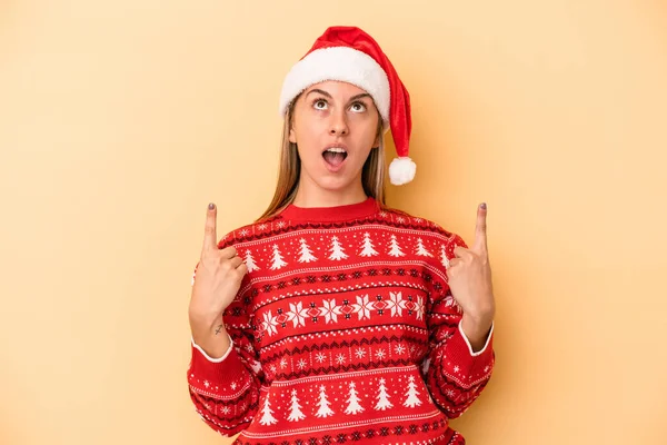 Ung Kaukasisk Kvinna Firar Jul Isolerad Gul Bakgrund Pekar Upp — Stockfoto