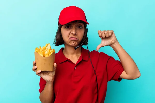 Genç Melez Fast Food Restoranı Çalışanı Elinde Kızartmalarla Mavi Arka — Stok fotoğraf